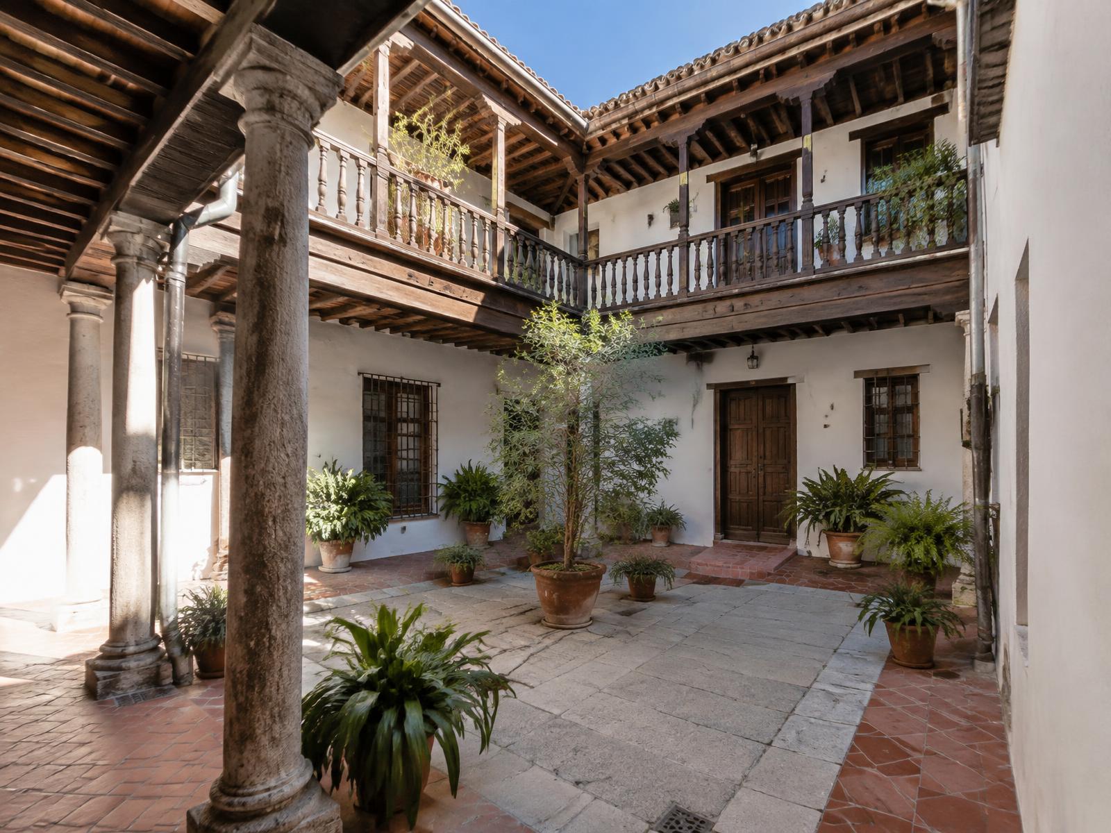Patio tradicional rehabilitado con galería de madera